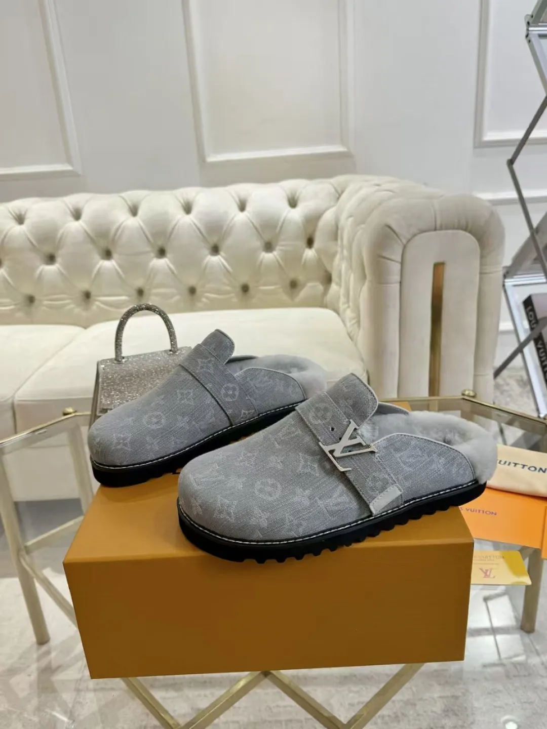p600✨ LV Couple’s Wool Slippers｜Full of high-end feel, the soles of your feet are luxurious✨ We have achieved the ultimate restoration of the "higher version" of this pair of LV classic toe-toe slippers! 👫💫 🌟 The core advantages are clear at a glance: ✔️ Original jacquard + cowhide fabric, delicate texture, high-end at first glance; ✔️ 280% pure wool lining, wearing barefoot is like stepping on clouds ☁️, soft and skin-friendly and not sweaty; ✔️ Non-slip rubber bottom + three-dimensional toe design, super stable for walking, fashionable and practical!  👀 Must-have attention to detail: Belt buckle + classic LV presbyopic elements, revealing the aura of a big-name brand in a low-key manner ~ Whether it is a couple dating or a trip with besties, both of them are the focus when they go out👟💖 ✨ Easily match the wardrobe: jeans + sweaters, lazy and casual style ✔️ Coat + skirt, refined and elegant ✔️ One pair of shoes can handle a variety of styles, and the sense of luxury is never artificial ~ #LV slippers #couple outfit #High-End Customization #Quality Shoes Recommendation Fabric: Yangjing/classic jacquard fabric Lining: Imported wool lining Sole: Original rubber sole Size: Female 35-41 Male 38-46